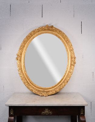 une photo d'un miroir posé sur une table près d'un mur