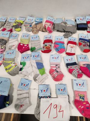 Lot composé d’environ 47 paires de chaussettes pour enfants,…