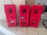 trois bouches d'incendie rouges posées sur un sol carrelé
