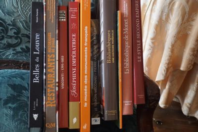 de nombreux livres qui sont rangés les uns à côté des autres sur une étagère