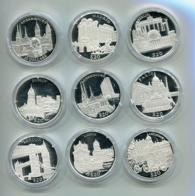 six séries de pièces d'argent de types et de motifs différents, présentées sur un fond blanc