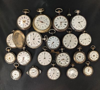 Plusieurs types différents de montres de poche sont disposés en cercle