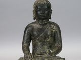 l'image d'une statue représentant une personne assise en position de lotus