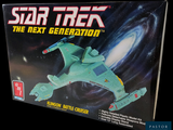 une boîte contenant une maquette d'un vaisseau de Star Trek