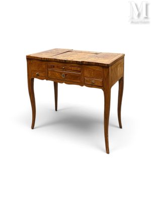 une image représentant un bureau en bois muni de deux tiroirs et d'un tiroir situé en dessous