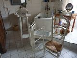 une salle de bains équipée d'une baignoire et d'une chaise