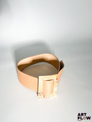 une image d'un gros plan d'un bracelet sur une surface blanche