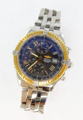 une image d'un gros plan d'une montre-bracelet sur une surface blanche