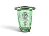 un vase en verre vert orné d'un motif floral