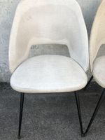 Trois chaises "Tonneau" en métal et skaï blanc (photo 2)