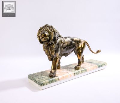 statue de lion sur un socle de marbre sur fond blanc
