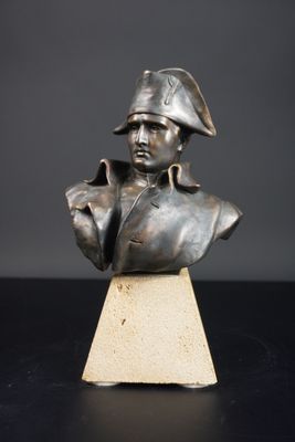 buste en bronze d'un homme coiffé d'un chapeau, posé sur un socle