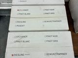de nombreux cartons empilés sur le sol