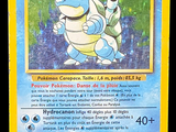 gros plan d'une carte pokemon sur fond noir