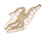une broche en forme de serpent en or et diamants