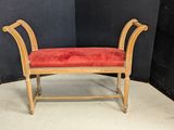 une banquette rembourrée rouge dans un coin d'une pièce