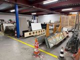 une grande pièce remplie de matériel de chantier