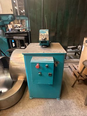 une machine placée au milieu d'une pièce