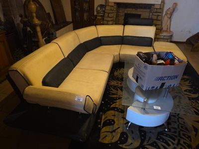 un canapé sur lequel se trouve une boîte, dans un salon