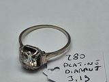 une bague en diamant à laquelle est attachée une étiquette de prix
