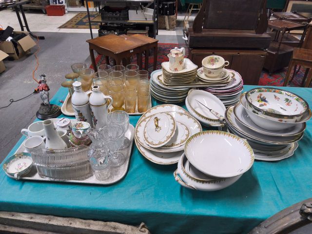 Lot de porcelaines diverses, plats creux et ovale, assiettes, pla...