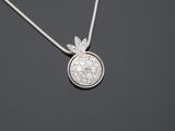 un pendentif en or blanc et diamants sur une chaîne