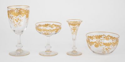 quatre gobelets en verre et deux verres à vin ornés de motifs dorés