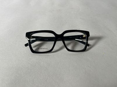 des verres posés sur une table au plateau blanc recouverte d'une nappe blanche