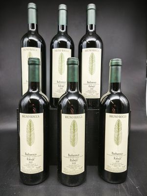 six bouteilles de vin rouge sont alignées