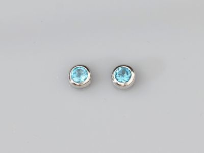 une paire de boucles d'oreilles en topaze bleue sur fond blanc