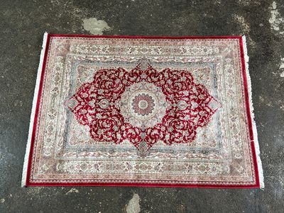 un tapis rouge et blanc orné d'un motif en médaillon