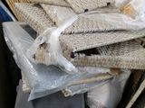 beaucoup d'objets dans une boîte posée par terre