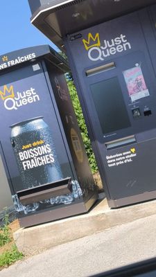 deux distributeurs automatiques situés au bord de la route