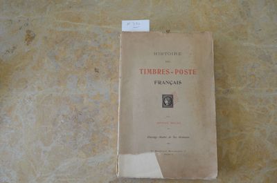 un livre posé par terre, avec une étiquette dessus