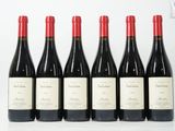six bouteilles de vin rouge sont alignées