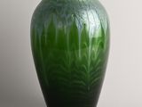 un vase vert posé sur une table