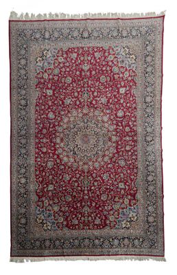 un tapis rouge et bleu à motif de médaillon