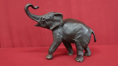 statue d'un éléphant sur un fond rouge, avec une toile de fond rouge