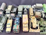 beaucoup de véhicules militaires et de camions miniatures posés sur une table