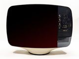 un téléviseur en noir et blanc posé sur une table blanche