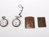 trois types différents de montres de poche et un porte-clés