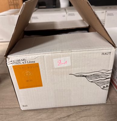 une boîte posée par terre devant un téléviseur