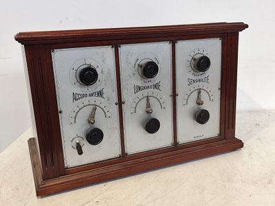 une radio en bois équipée de quatre cadrans différents