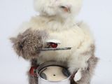 une peluche qui tient une casserole et une cuillère