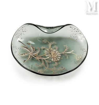 un bol en verre orné d'un motif sur un fond blanc