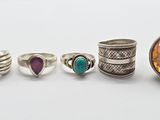 cinq bagues différentes et une bague avec une pierre au centre