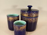 trois pièces en verre bleu et or avec un couvercle noir