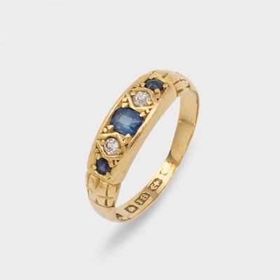 une bague en or sertie de saphir et de diamants