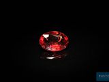 un losange rouge sur fond noir