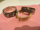 deux anneaux sur un fond rose, accompagnés d'une étiquette